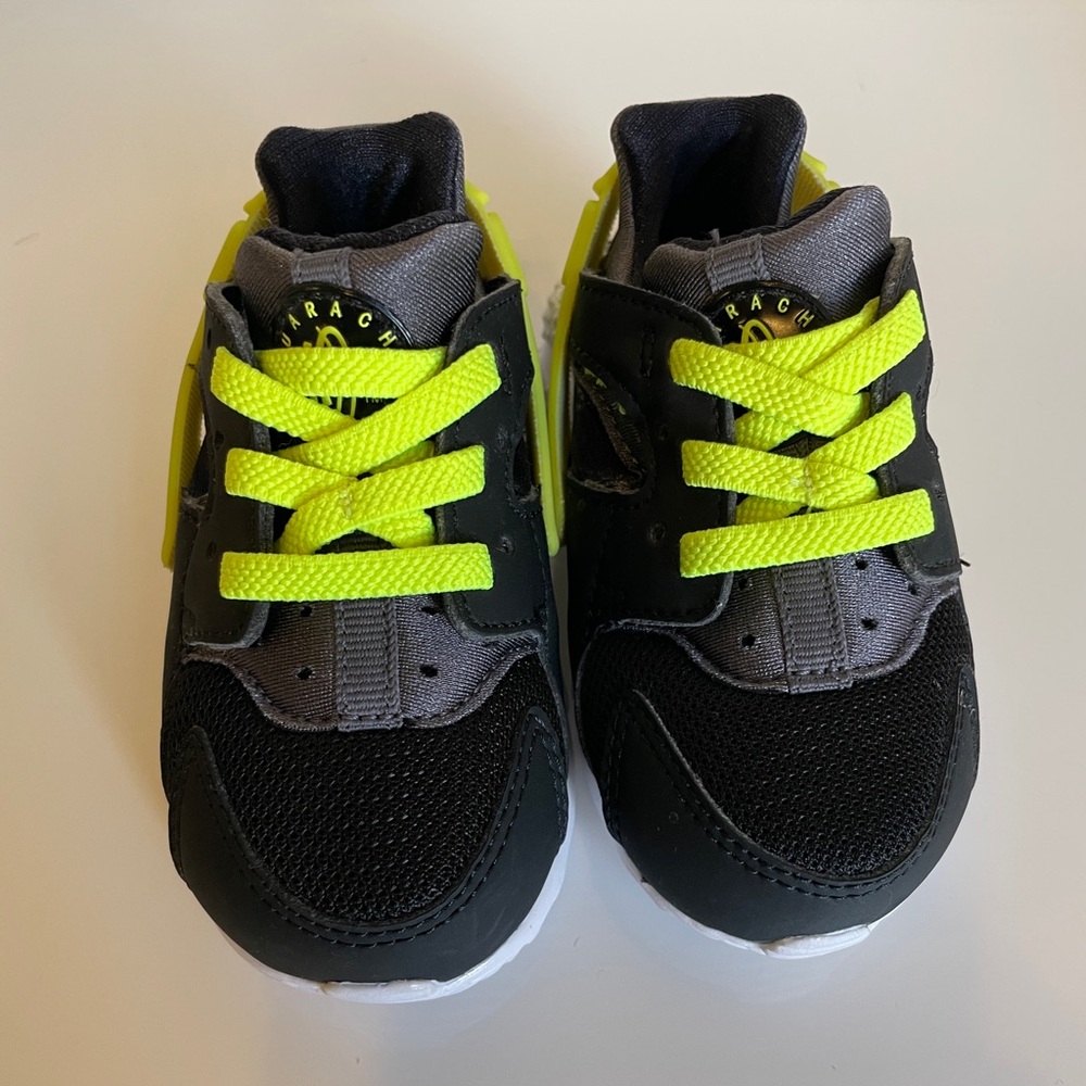 Nike Huarache Run Sneaker - Size 5C